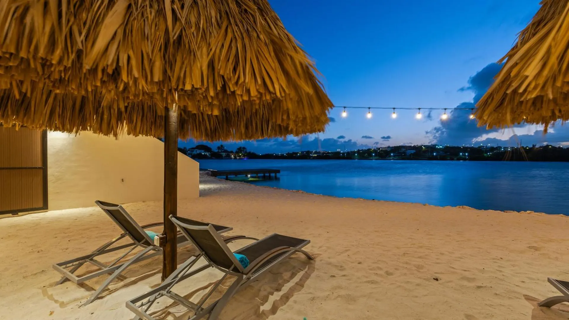 Casa vacanze Dolce Vita Beach, Waterfront Bungalows With Private Beach Willemstad